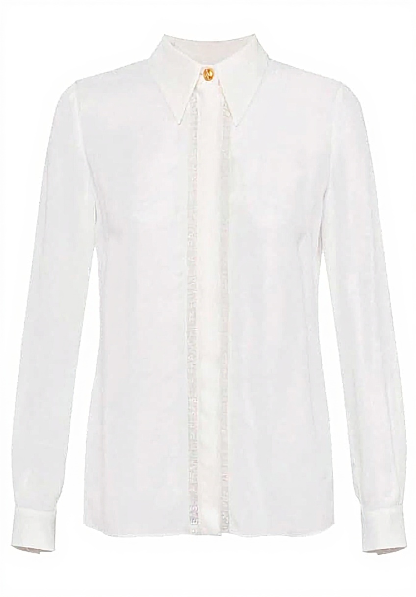 'Camicia Elisabetta Franchi in georgette bianca con bande lettering indossata in un ambiente elegante'