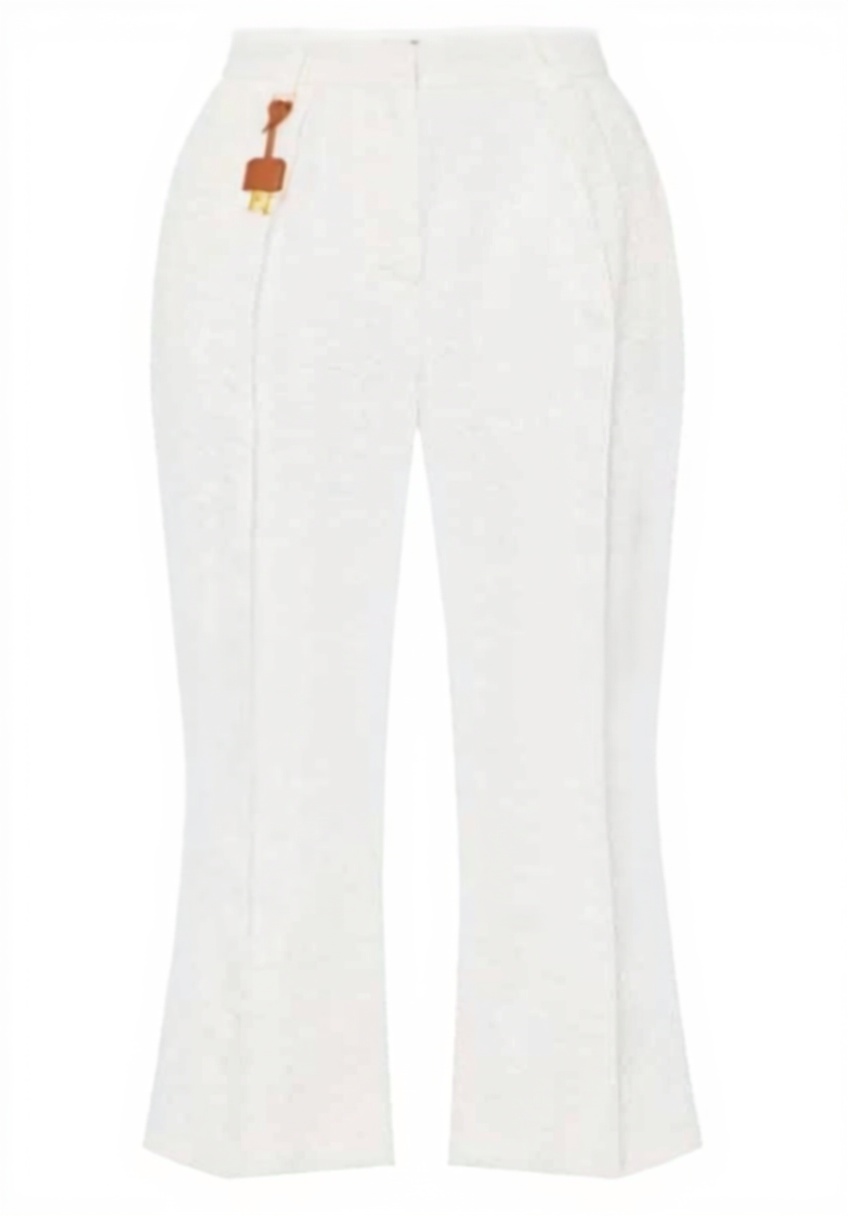 'Pantaloni Elisabetta Franchi in gabardina di misto lino bianco indossati in un contesto elegante'