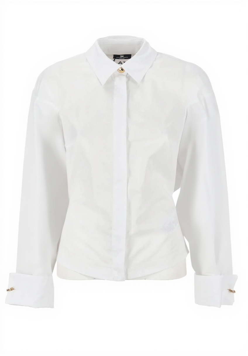 'Camicia Elisabetta Franchi bianca indossata in un ambiente elegante'