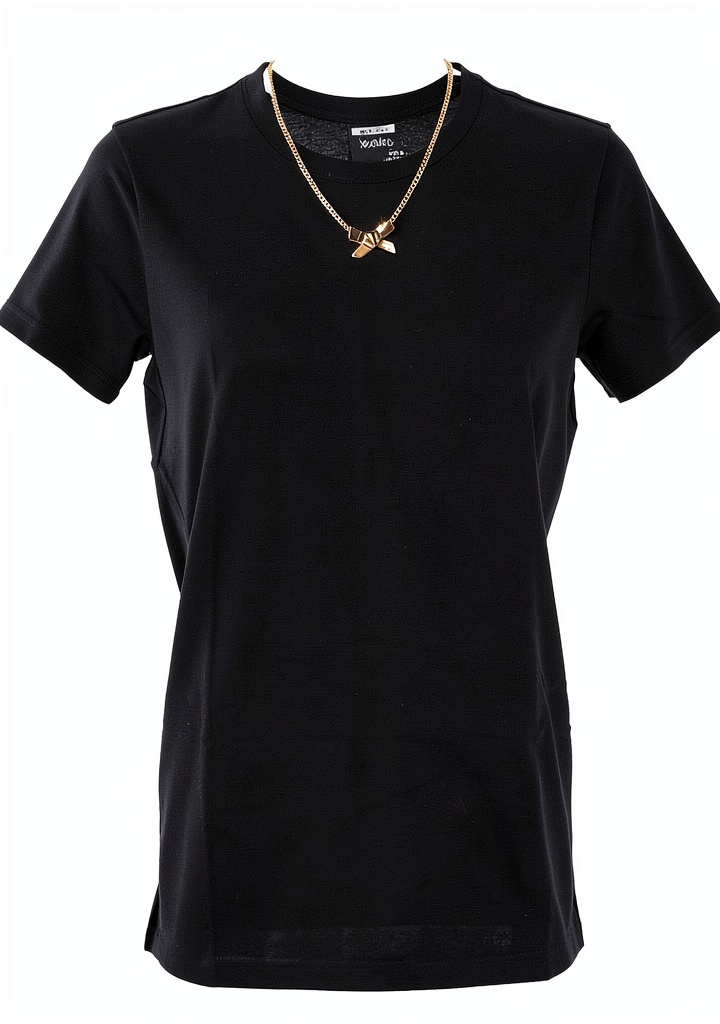 'T-shirt Elisabetta Franchi in jersey con collana a fiocco indossata in un contesto casual'