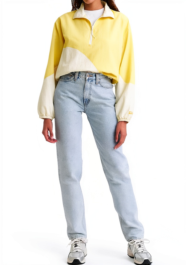 Donna che indossa jeans Levi's Middy Ankle Boot in un contesto casual