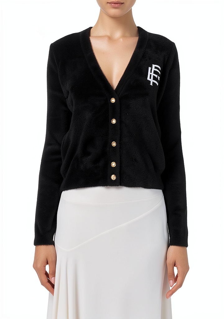 Donna che indossa maglia tricot Elisabetta Franchi nero in contesto ufficio elegante