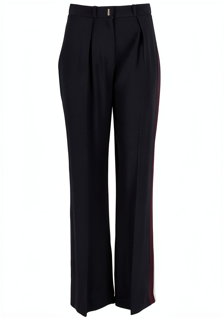 Pantalone Elisabetta Franchi Nero indossato da una modella in un ufficio moderno
